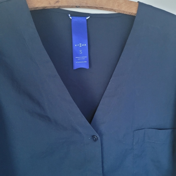 Kit & Ace Stretch Shirting V-neck blouse - Picture 5 of 10